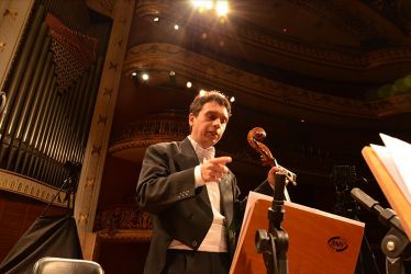 Glauco Velásquez, 4 Trios (2013), gravação realizada no Theatro Municipal de São Paulo, em maio de 2012, pelo grupo de música de câmara Aulustrio, formado pelos irmãos Fabio, Mauro e Paulo Brucoli. Foto: João Mussolin O projeto, realizado em parceria com a Discoteca Oneyda Alvarenga e com patrocínio da Petrobras, lançou em DVD o primeiro registro audiovisual da obra integral escrita para trios (violino, violoncelo e piano) de um dos mais importantes compositores do período romântico brasileiro, Glauco Velásquez (1884-1914). Possui ainda um documentário A humanidade poderosa e irresistível da música de Glauco Velásquez dirigido pelo cineasta Carlos de Moura Ribeiro Mendes, com depoimentos de maestros, musicólogos e estudiosos que comentam a vida e a obra do compositor.