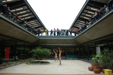 Centro Cultural, Seu Próprio - CC,SP (2013), ação realizada mediante Edital de Projetos de Mediação em Arte do CCSP, convocatória pública para que artistas inscrevam projetos de mediação cultural cuja potência artística seja o eixo norteador. Foto: Sossô Parma Com o apoio do Instituto Brasileiro de Museus e em parceria com a Divisão de Ação Cultural e Educativa do CCSP, foram produzidas pesquisas que sistematizaram as experiências do projeto Centro Cultural, Seu Próprio em consonância com outro projeto desenvolvido pela divisão: O Edital de Projetos de Mediação em Arte do CCSP. Essas pesquisas resultaram na publicação #SOU PÚBLICO – Ações Educativas para a convivência no espaço público.