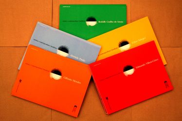 Música Contemporânea Brasileira – MCB (2005), conjunto dos “cadernos coloridos” que destacam as partituras editadas de cinco autores da música contemporânea brasileira: Almeida Prado, Edino Krieger, Edmundo Villani-Cortês, Gilberto Mendes e Rodolfo Coelho. Com patrocínio da Petrobras, os cadernos” trazem além das partituras e do cd, o catálogo dos autores e textos inéditos. Foto: Sossô Parma