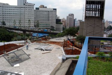 Construção da rampa de acesso à estação Vergueiro do Metrô (2004). Foto: Carlos Rennó. Em comemoração aos 22 anos do CCSP, e com patrocínio da Petrobras, foram realizadas obras de construção da rampa de acesso, que veio a se chamar Jardim Eurico Lopes, que contribuíram com a revitalização arquitetônica do prédio e intensificação do público, com crescimento considerável de 58% após a obra, que fazia parte do projeto original do CCSP.