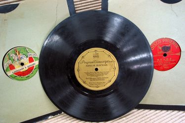 Preservação e Informatização do Acervo da Discoteca Oneyda Alvarenga do Centro Cultural São Paulo (2003-2004), discos 78 RPM pertencentes à Discoteca Oneyda Alvarenga e digitalizados através do projeto. Foto: Sossô Parma. Com patrocínio da Petrobras, foi possível disponibilizar ao público um dos grandes acervos da cidade: cerca de 15 mil discos e 10 mil partituras preservadas por Mário de Andrade, enquanto esteve a frente do Departamento de Cultura de São Paulo.