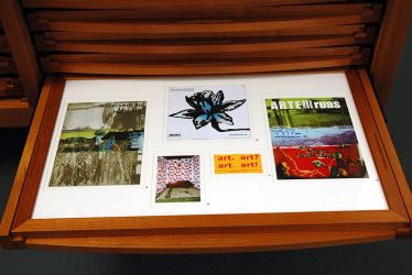 Pinacoteca Municipal (2004), obras distribuídas no gabinete de papel, mobiliário expositivo. Foto: João Mussolin Com o patrocínio da VITAE – Apoio à Cultura, Educação e Promoção Social, foi realizada a restauração de 10 obras em estado crítico e apoio em material para conservação preventiva de cerca de 120 obras, pertencentes à Pinacoteca Municipal, Coleção de Arte da Cidade. Houve ainda a revitalização de um espaço para receber as obras, chamado Gabinete de Papel. Em 2005, com apoio do Banco Safra, foi confeccionado o catálogo das obras da coleção.