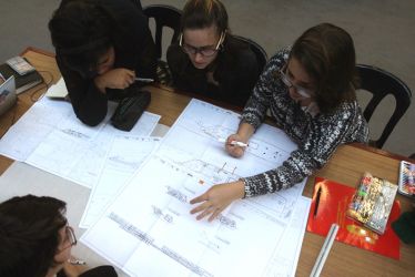 Seminário Internacional: Onde estão as mulheres arquitetas? (2017), workshop realizado com grupos de 50 estudantes de oito Faculdades de Arquitetura de São Paulo, São Carlos, Campinas, Rio de Janeiro e Brasília, visando o desenvolvimento de um exercício de projeto cujo eixo central era uma intervenção de caráter urbano no espaço do Sub Solo do Centro Cultural São Paulo. Foto: Luis Bueno O Seminário foi realizado com a presença de profissionais de destaque para debater e refletir sobre a presença e relevância da mulher no ensino e na prática no campo da Arquitetura e Urbanismo. Realizado em parceria com o escritório Base Urbana e Parceria de Fomento firmado com o Conselho de Arquitetura e Urbanismo de São Paulo - CAU/SP.