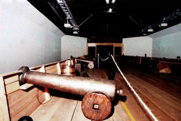 Navegar é Preciso: Portugal/Brasil/África (1998), registro de uma das exposições do projeto: A Caravela. O projeto consistia na realização de importante mostra da cultura portuguesa em comemoração aos 500 Anos do Descobrimento do Brasil. A proposta foi realizar uma retrospectiva das grandes navegações portuguesas que antecederam a descoberta do Brasil. Este grande evento, que contou com a participação de artistas e intelectuais brasileiros, portugueses e africanos, ofereceu à população uma programação completa na área das artes plásticas, teatro, dança, música popular e erudita, cinema, literatura, entre outras.