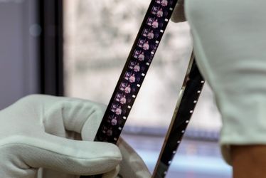 Desarquivos: O Mergulho na Memória (2016), preservação e digitalização dos filmes através do processo frame by frame (quadro a quadro) na íntegra e sem cortes ou edição de imagens. Foto: 8.Com Comunicação. Foram digitalizados 143 filmes em 16mm e 26 Super 8, contendo raridades como o registro do “copião” do espetáculo O Rei da Vela (1967) do diretor Zé Celso Martinez. Premiado no Concurso de Apoio a Projetos de Preservação de Acervos Museológicos no Estado de São Paulo do Programa de Ação Cultural da Secretaria de Estado da Cultura, o projeto visava a preservação e difusão de registros únicos em película que documentam o cenário cultural da cidade de São Paulo entre as décadas de 70 a 90 do século XX, e que pertencem ao patrimônio fílmico do Arquivo Multimeios do CCSP. Além da digitalização dos filmes, foi realizada a publicação com pesquisa e curadoria de Didi Monteiro, disponível para download no site da associação.