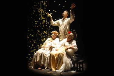 I Mostra Paulista de Dramaturgia Nordestina (2008), espetáculo Sinhá Flor. Foto: Sossô Parma A Mostra teve o propósito de contribuir com a rica dramaturgia e as técnicas de encenação correntes no nordeste ao público e aos criadores cênicos paulistas, ou que vivem em São Paulo. Foram realizadas palestras, que propiciaram diálogo com os poetas, o acesso a obras dramáticas por meio da encenação, da leitura ou da publicação, e os contatos com grupos nordestinos em workshops, oferecendo ao animador cultural, ao praticante de teatro e aos estudiosos paulistas da cultura dramática novas perspectivas sobre a dramaturgia e a encenação no Nordeste.