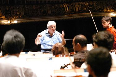 Camargo Guarnieri – 03 Concertos para Violino e a Missão de Pesquisas Folclóricas (2008-2009), ensaio no Theatro Municipal de São Paulo, com Maestro Lutero Rodrigues, Luis Filipe e OSM. Foto: Carlos Rennó O projeto, com patrocínio da Petrobras, destaca a importância do compositor Camargo Guarnieri (1907-1993) para a música clássica brasileira e retrata seu envolvimento com as propostas do Departamento de Cultura, criado por Mário de Andrade. O DVD traz a gravação de Três concertos para violino e orquestra e o documentário Notas soltas sobre um homem só, sobre a vida do músico.